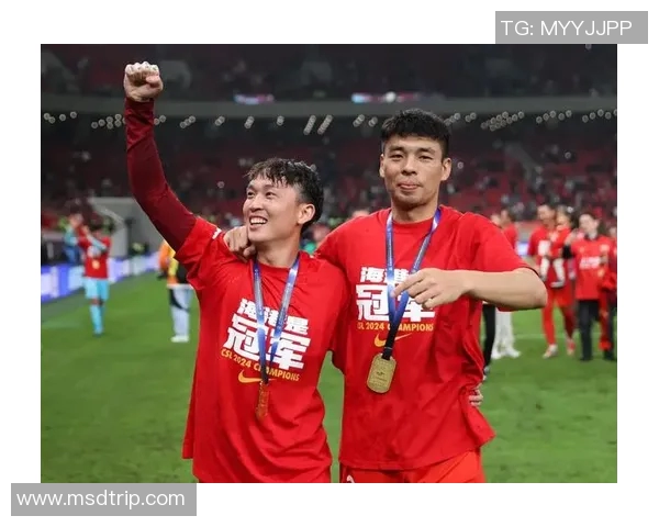 篮球与足球明星亲密互动展现运动精神与友谊的精彩瞬间