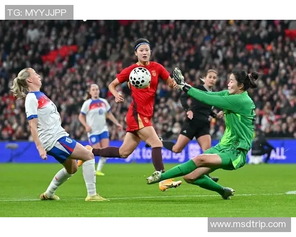 足球明星之间的深厚友谊与合作精神展现了体育的真谛与人性之美