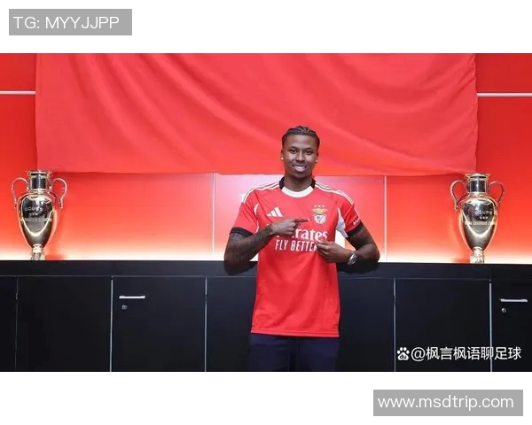 足球明星温情瞬间手捧小鸟展现爱心与责任感的美好画面 足球明星温情瞬间手捧小鸟展现爱心与责任感的美好画面